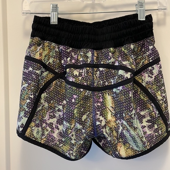 ⭐️HP⭐️Sz4 Lululemon Tracker Short III  floral sport white multi/ black  EUC - Picture 5 of 9
